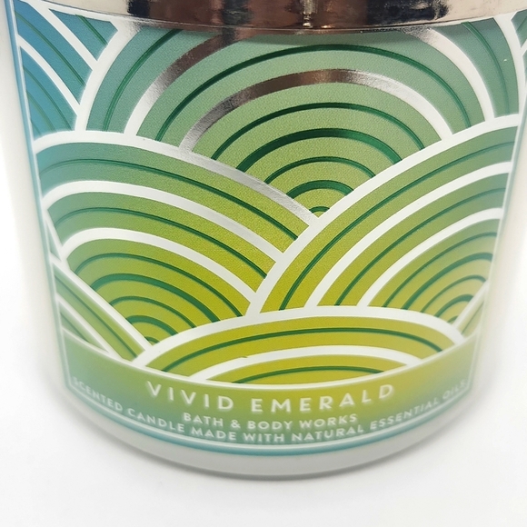 Bath & Body Works 3-Wick Scented Candle in Vivid Emerald NEW - Picture 2 of 4